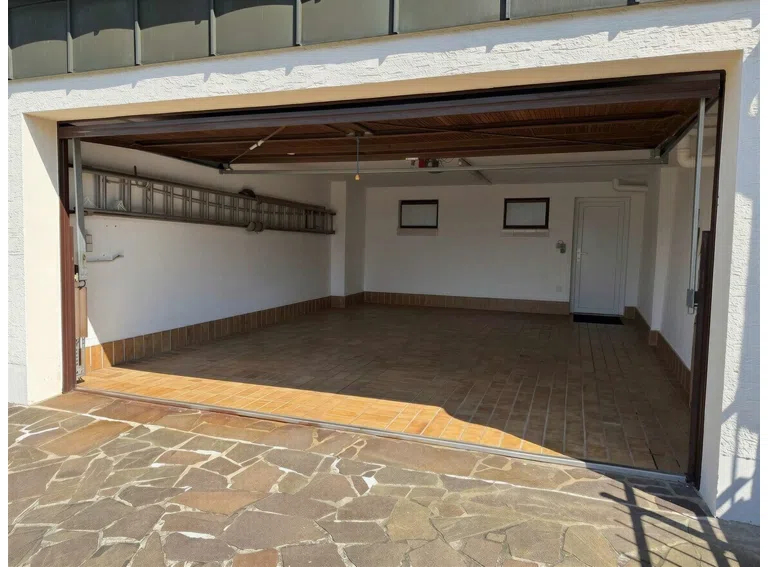 Garage - entmöbliert (KI generiert)