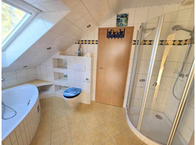 Bad mit Dusche DG