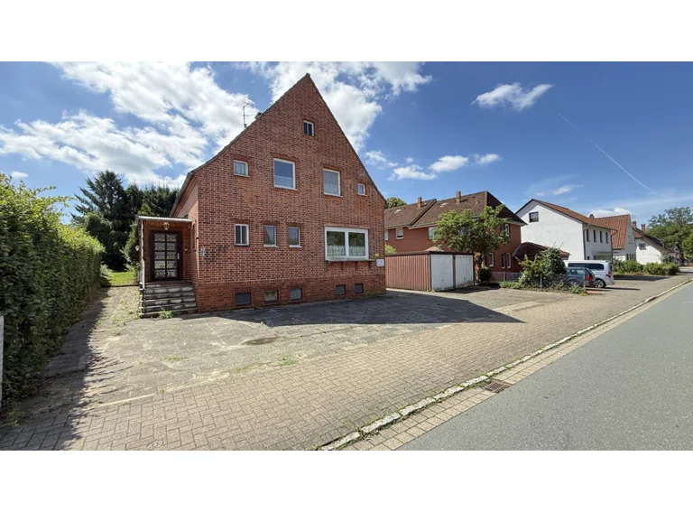 Straßenseite/Parkplätze/Garagen