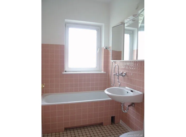 Badezimmer mit Fenster