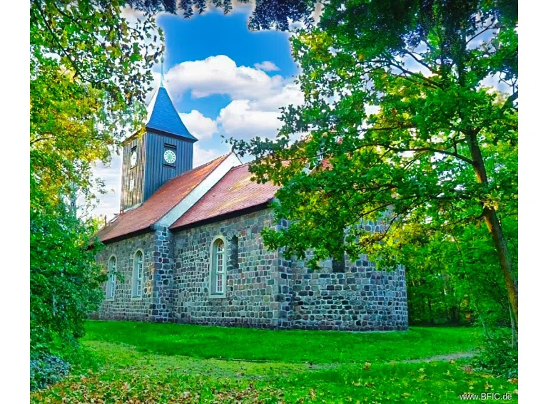 Alt-Lankwitz Dorfkirche gegenüber