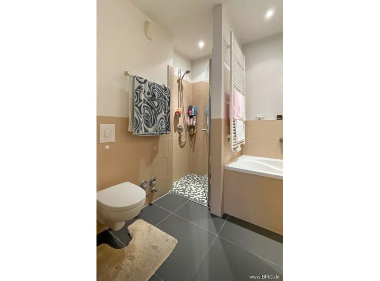 Bad mit Wanne/Dusche