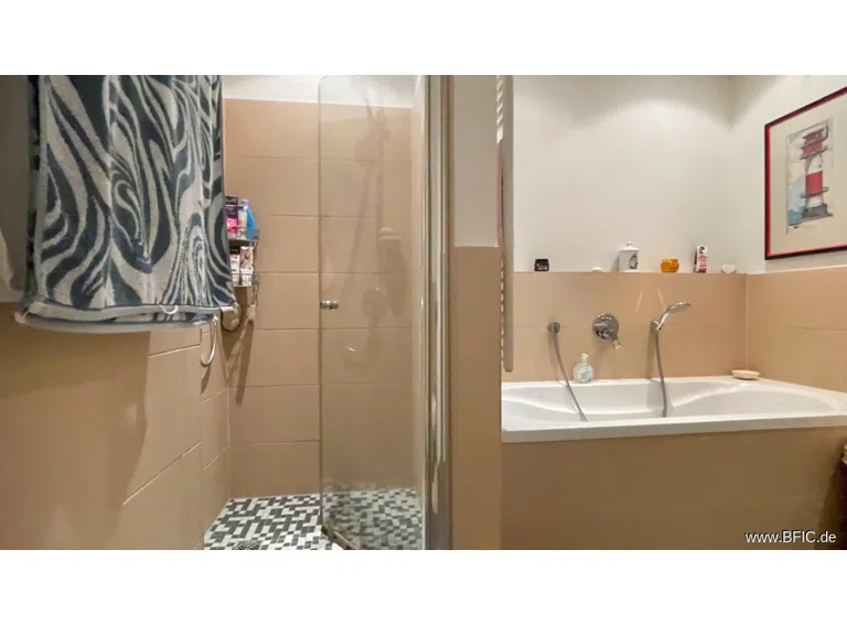 Bad mit Wanne/Dusche