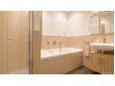 en-suite-Badezimmer a