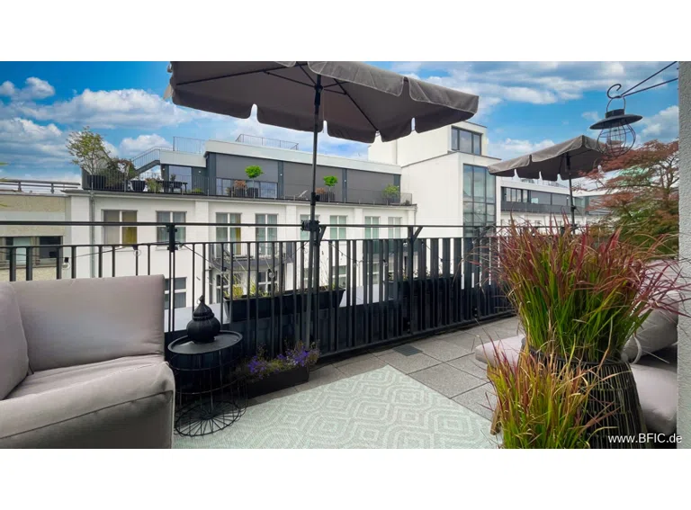 Terrace courtyard side