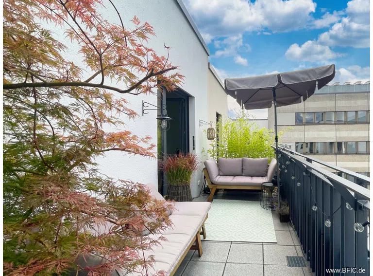 Terrace courtyard side