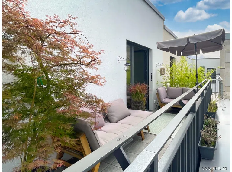 Terrace courtyard side