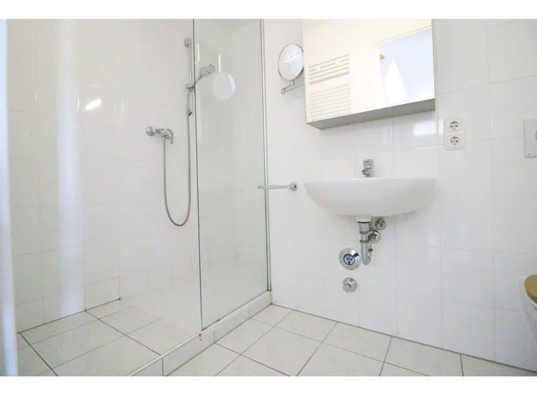 Gäste-WC mit bodentiefer Dusche