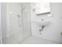 Gäste-WC mit bodentiefer Dusche
