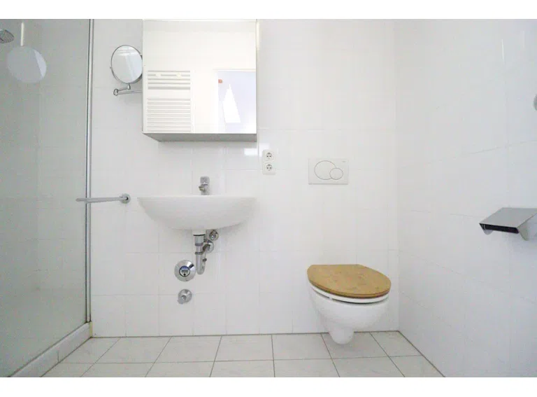 Gäste-WC mit bodentiefer Dusche - Bild 2