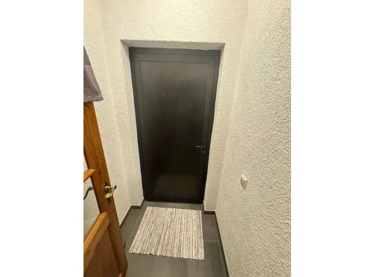 110 Garderobe und Außeneingang