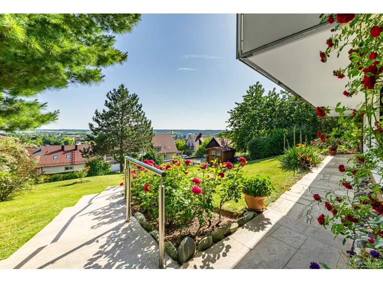 Repräsentatives Anwesen mit gepflegtem Garten