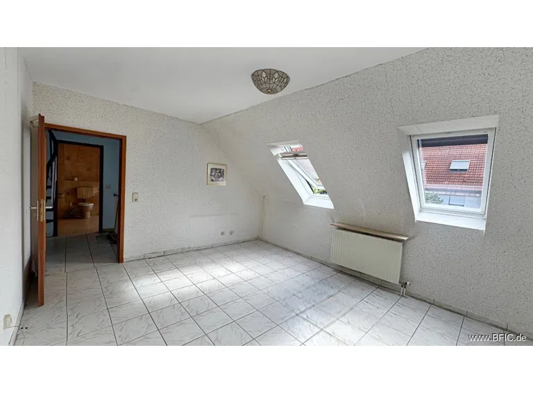 OG linkes Schlafzimmer