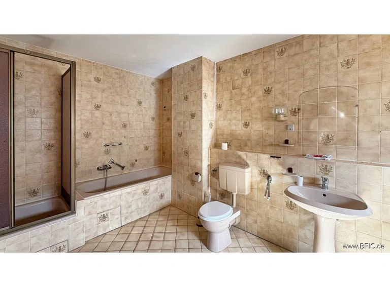 OG Bad mit Wanne, Dusche