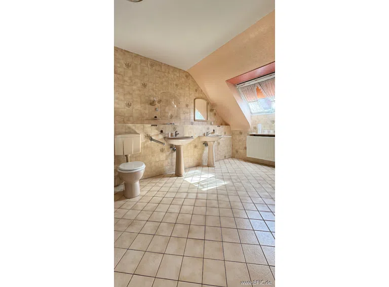 OG Bad mit Wanne, Dusche