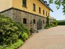 Seitenansicht mit Garagentor