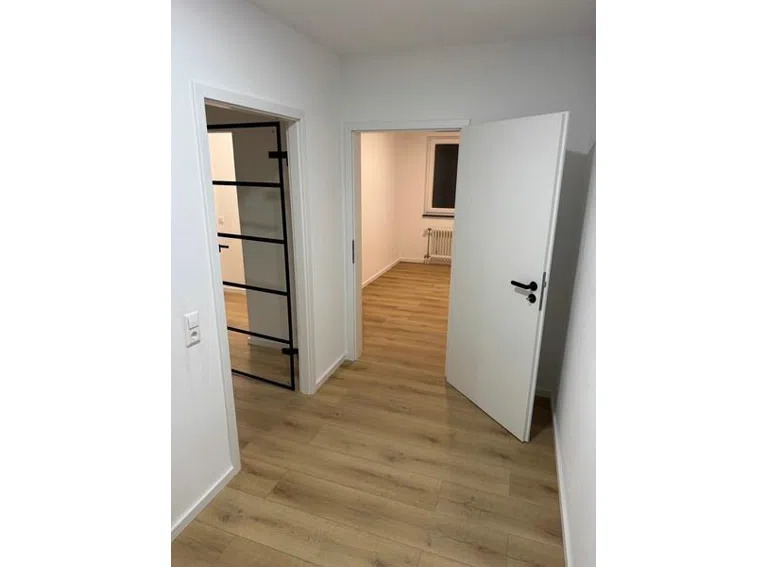 6 Flur Blick in Richtung Küche und links WoZi mit Glastür