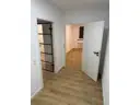6 Flur Blick in Richtung Küche und links WoZi mit Glastür
