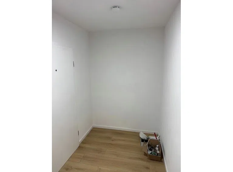 5 Flur mit Wohnungstür