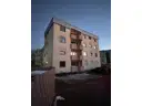 4 Hofseite mit Parkplätzen und Garagenzufahrt