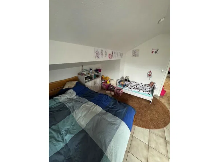20 Schlafzimmer mit Kinderbett