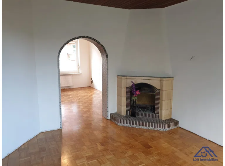 Wohnzimmer mit Kamin - Lütt Immobilien