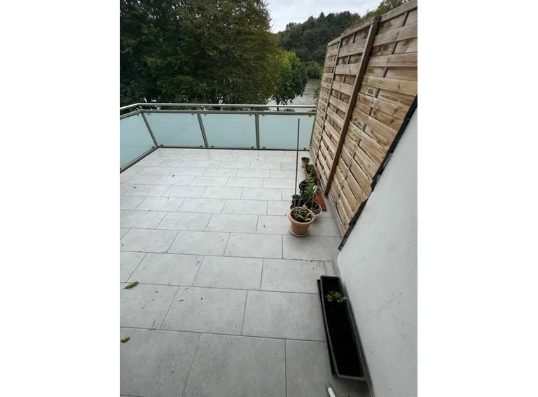 21 OG großer Balkon