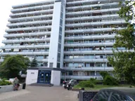 Bild von Wohnung (Eigentum oder als Renditeobjekt) nahe den Titelbild für Die Wohnung befindet sich im 5. ten Stock eines Hochhauses.