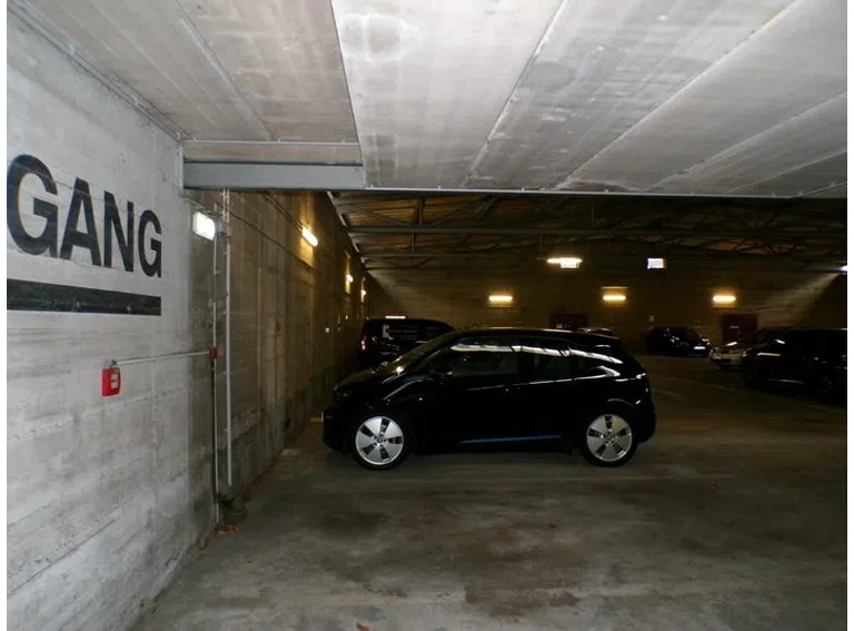 6 Blich vom Eingang entlang obere Hallenwand