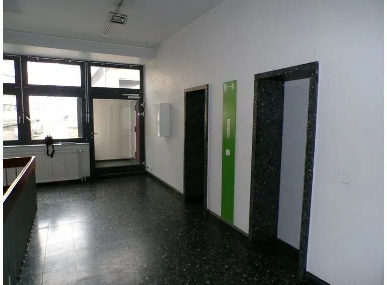 3 Hauptgebäude Flur mit Aufzügen