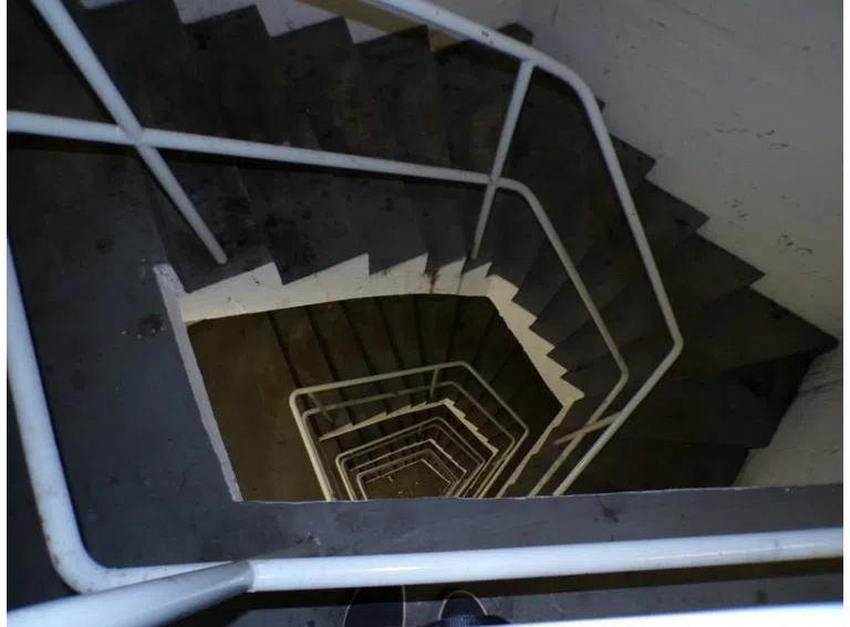 13d inneres Treppenhaus, Zugang großer Nebenraum