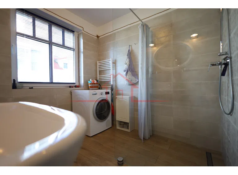 Blick in das moderne Badezimmer
