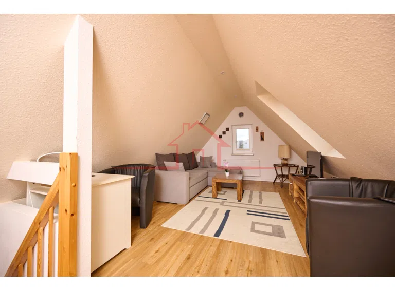 Spitzbodenzimmer mit wohnlicher Gestaltung und vielseitiger Nutzungsmöglichkeit