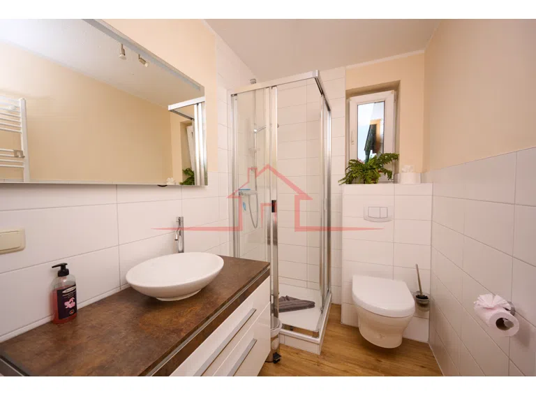 Modern gestaltetes Duschbad im Erdgeschoss