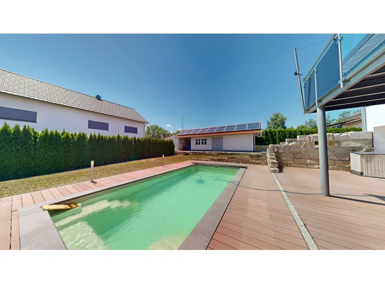 Pool und Terrasse