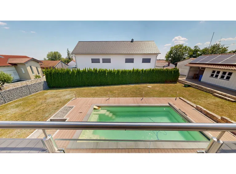 Außenansicht mit Pool