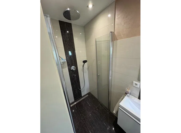 8 Gäste WC mit barrierefreier Dusche
