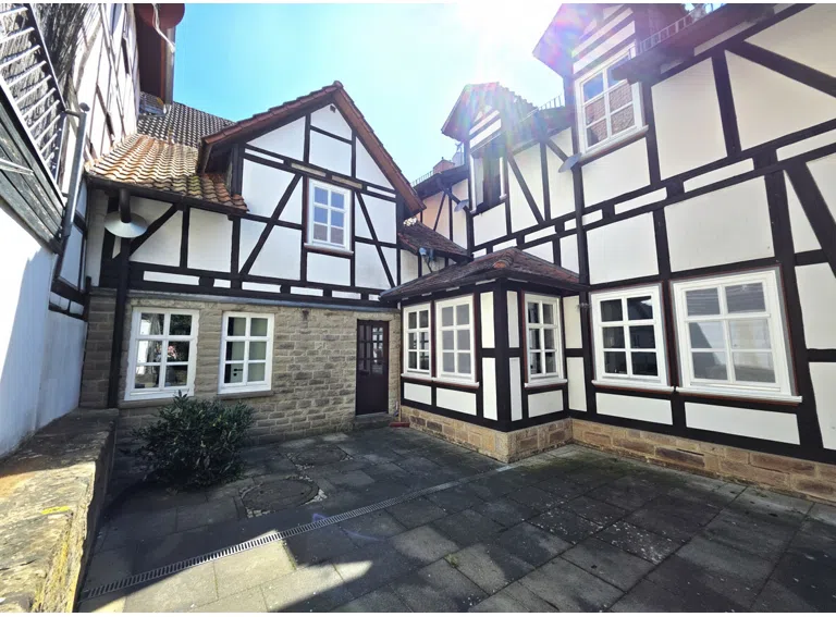 Innenhof mit Blick auf den Durchgang und Anbau