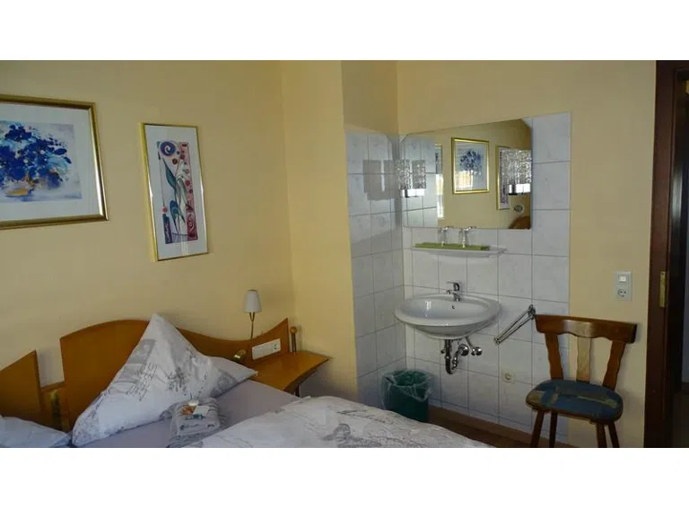 Hotelzimmer m. Waschbecken