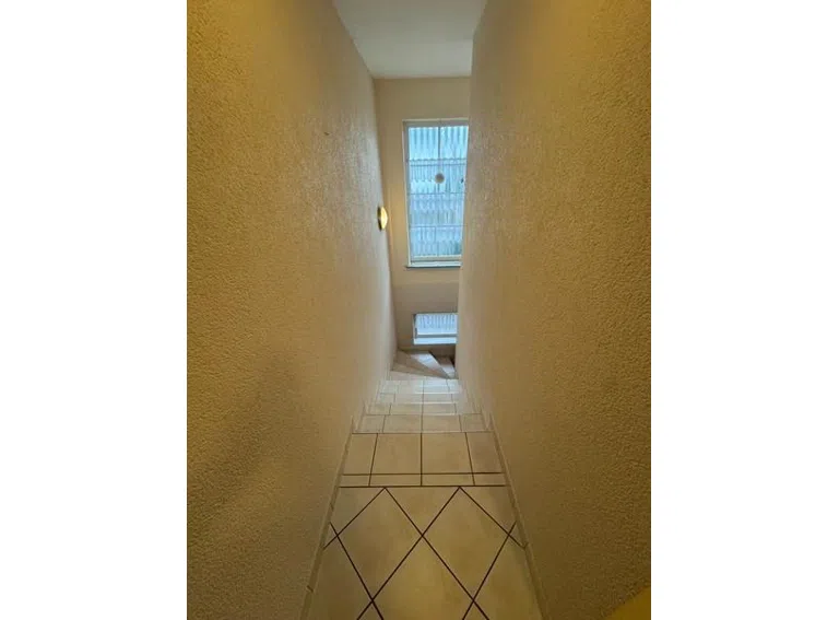 52 Kellertreppe zur ELW