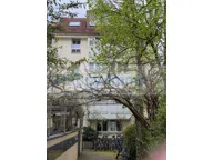 Titelbild für Die bezugsfreie und helle 2,5 Zimmer-Wohnung im Dachgeschoß liegt sehr