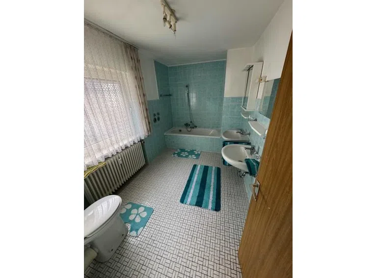 15 Bad mit Wnne und Duschmöglichkeit Doppelwaschbecken und WC