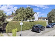 Bild von Reihenmittelhaus mit Garten, Garage und Ausbaupotenzial in Titelbild für Das Haus verfügt über eine klassische und funktionale Raumaufteilung. Im