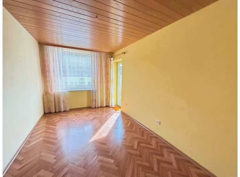 Kind 2 mit Balkonzugang endmöbliert- (KI generiert)