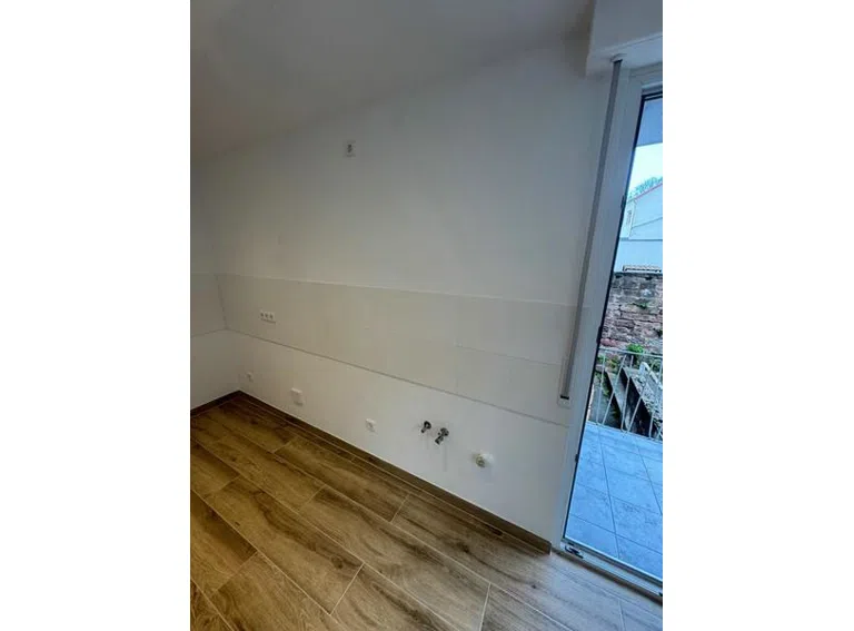 20 Küche mit Balkonzugang