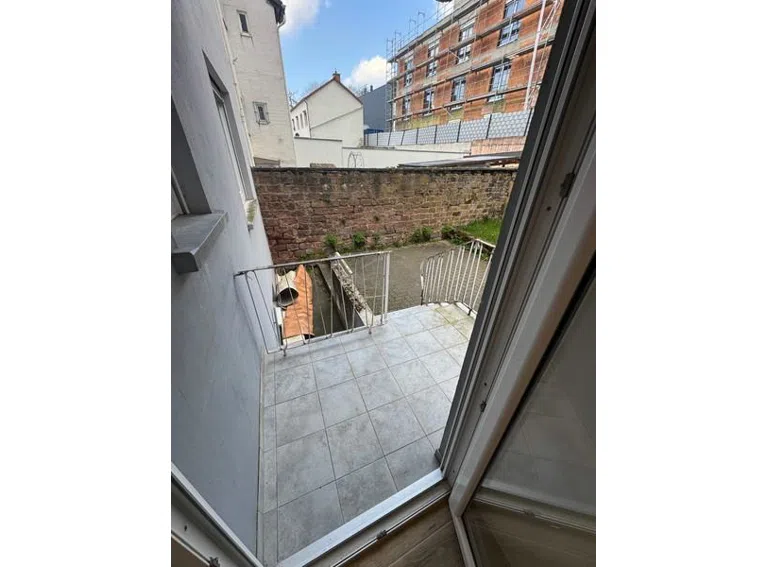 21 Balkon mit Treppe zum Garten und Stellplatz