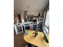 22 Wohnküche mit kleinem Essbereich