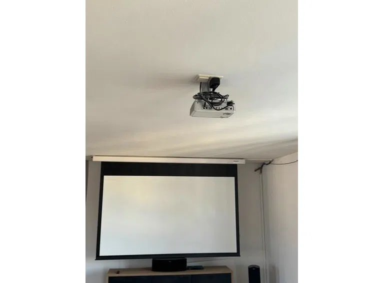 24 Beamer und Leinwand und 10 Lautsprecher in der Decke der Wohnung