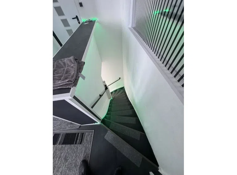 2v Treppe zur unteren Wohnung - bei Einzelverkauf wird hier vermauert