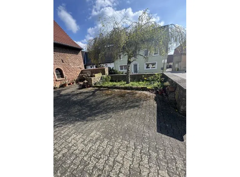 6 Hof mit Vorgarten